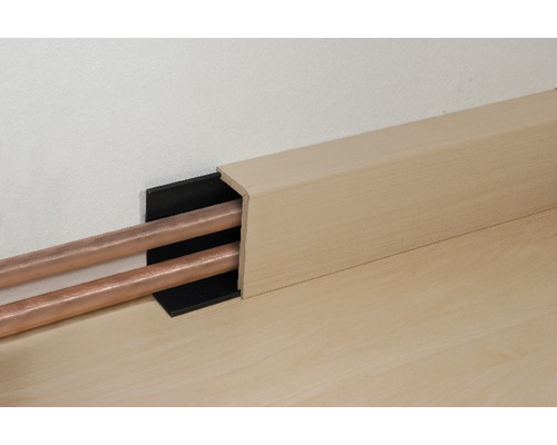 Habillage de tuyau de chauffage en plastique installé