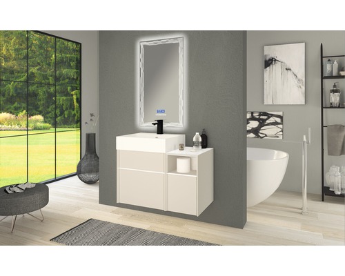 Modernes Badezimmer mit Waschtischunterschrank, Spiegel mit Beleuchtung und freistehender Badewanne.