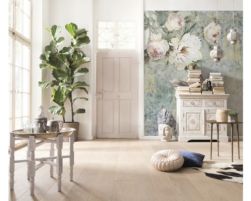 Pièce lumineuse avec plante d''intérieur, commode, table et papier peint photo floral