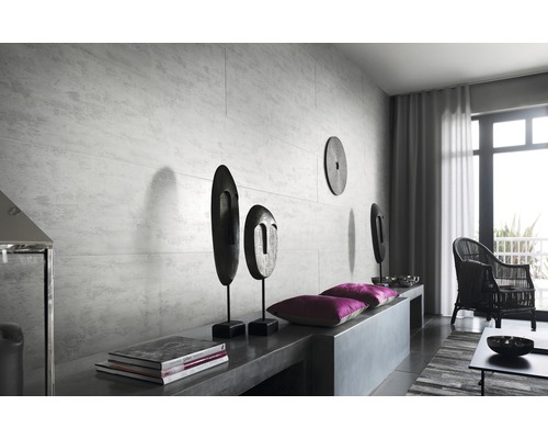 Salon avec carrelage mural aspect béton, décoration et siège