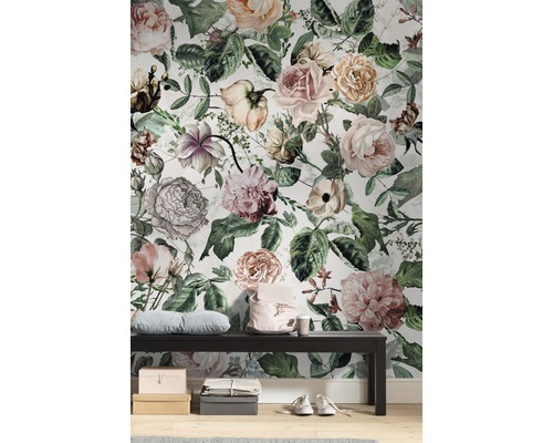 Mur décoratif avec motif floral de roses derrière un banc
