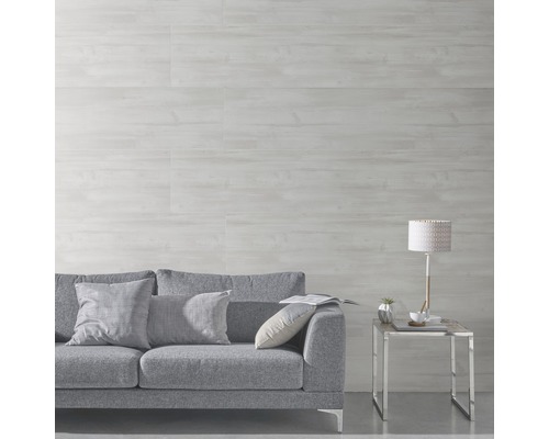 Décoration murale avec panneaux, canapé et lampe de table dans un salon