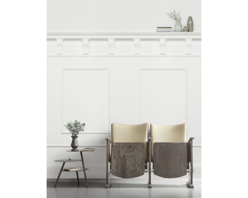 Intérieur avec deux fauteuils de cinéma et une table d''appoint