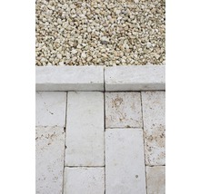 Nahaufnahme von Travertinplatten und Kies