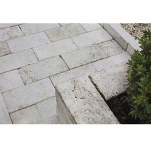 Verlegter Travertin als Bodenbelag und Einfassung im Aussenbereich.