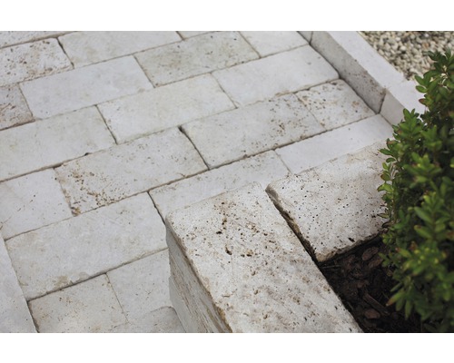 Verlegter Travertin als Bodenbelag und Einfassung im Aussenbereich.