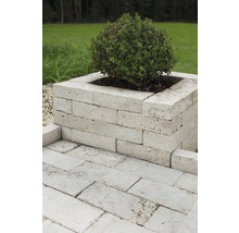 Gartenanlage mit Pflanzkübel aus Stein