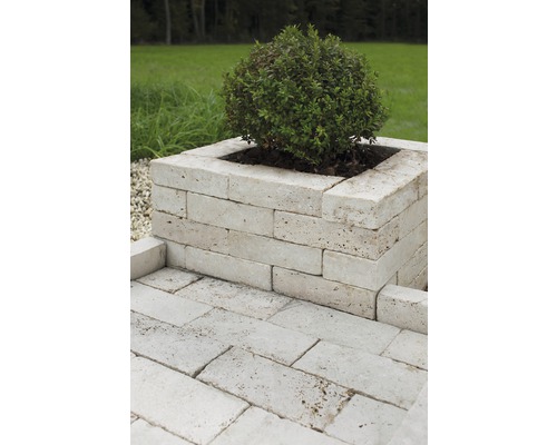 Gartenanlage mit Pflanzkübel aus Stein