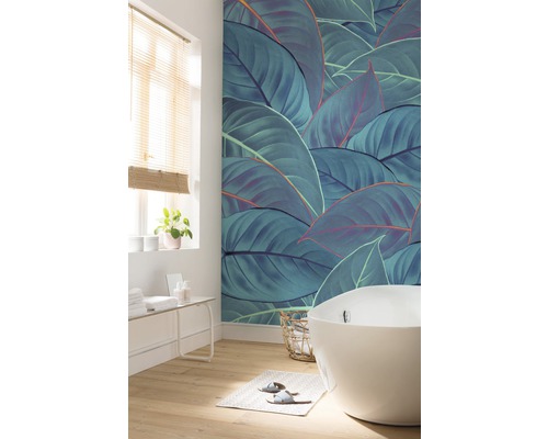 Salle de bains avec baignoire, fenêtre et papier peint mural à motif de feuilles