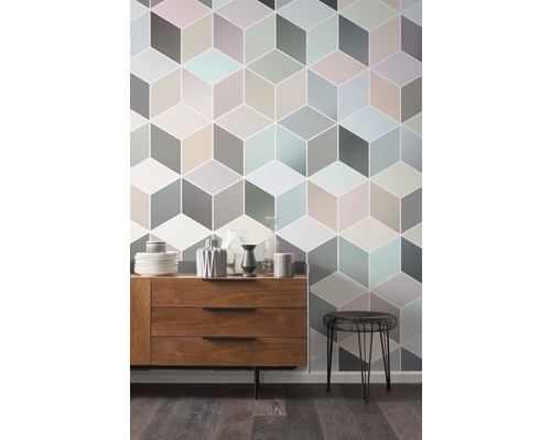 Salon avec commode, chaise et papier peint géométrique à cubes