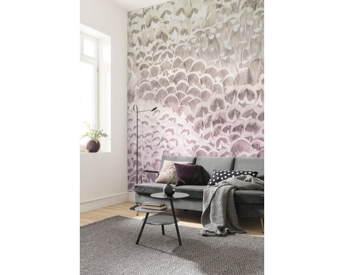 Salon avec papier peint à plumes, canapé et tapis