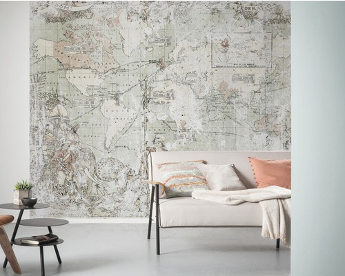Salon avec papier peint carte du monde, canapé et tables d''appoint