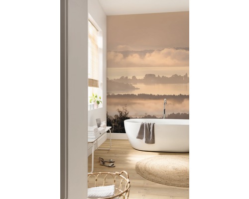 Salle de bains moderne avec baignoire îlot, papier peint à motifs et plancher en bois.