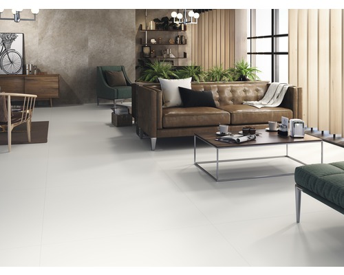 Wohnzimmer mit braunem Ledersofa, Couchtisch und hellem Boden