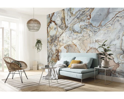 Salon moderne avec canapé, fauteuil et fresque murale aspect marbre