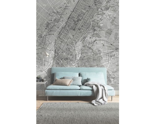 Salon avec canapé, tapis et papier peint à motif de plan de ville