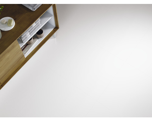 Pièce lumineuse avec carrelage blanc et meuble bas en bois