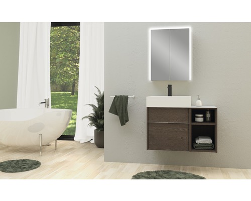 Salle de bain lumineuse avec baignoire, meuble sous-lavabo et armoire de toilette