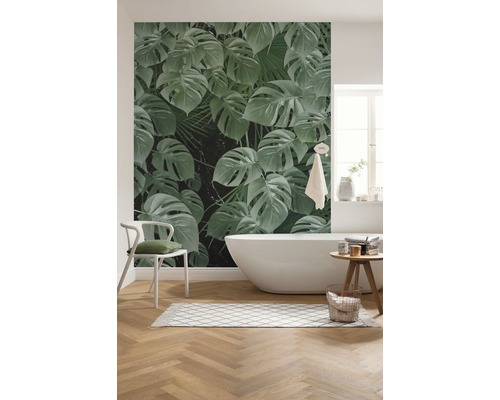 Salle de bains moderne avec papier peint à motif végétal, baignoire et parquet