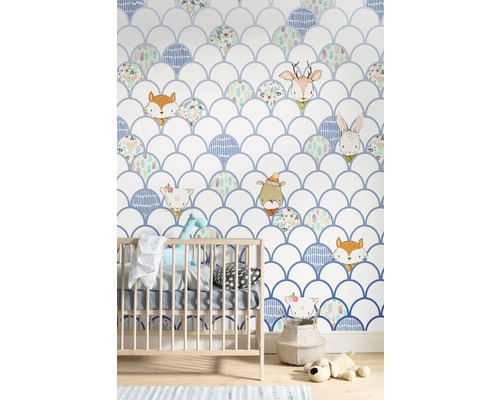 Chambre d''enfant avec lit de bébé et papier peint à motifs d''animaux