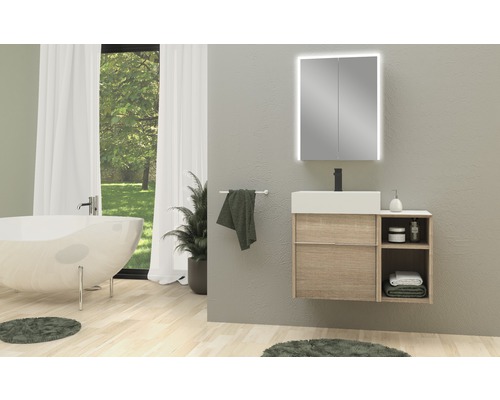 Modernes Badezimmer mit freistehender Badewanne, Waschtisch mit Unterschrank und Spiegelschrank mit Beleuchtung.