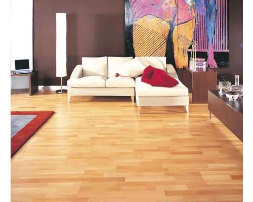 Helles Wohnzimmer mit Holzboden, Sofa und Kunstwerk