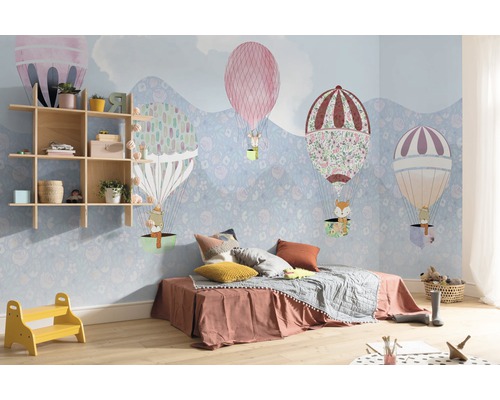 Chambre d''enfant avec papier peint à motifs de montgolfières, étagère en bois et lit bas