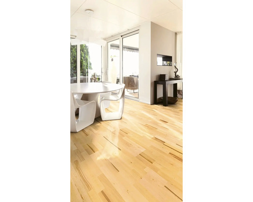 Heller Raum mit Holzboden, Esstisch und Terrassentür