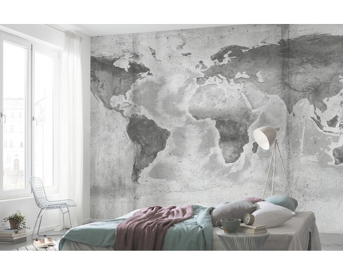 Chambre avec papier peint photo carte du monde, lit et lampe