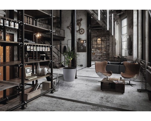 Intérieur de loft avec bibliothèque, fauteuils et décorations de style industriel