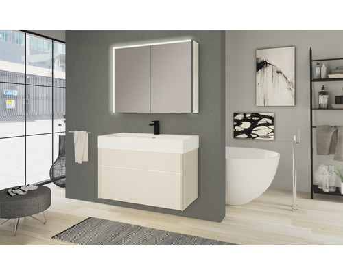 Modernes Badezimmer mit Waschtisch, Spiegelschrank mit Beleuchtung und freistehender Badewanne.