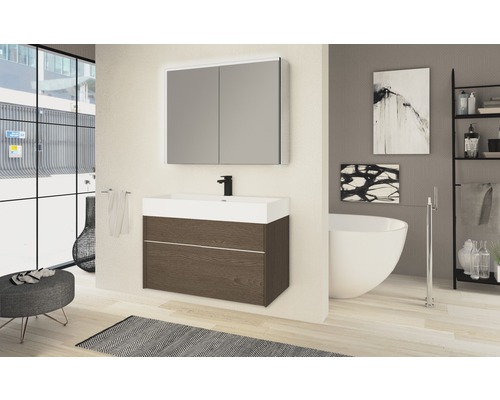 Helles Badezimmer mit Waschtisch, Spiegelschrank und Badewanne für eine freundliche Atmosphäre