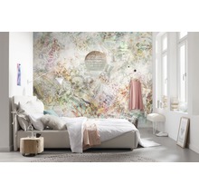 Chambre lumineuse avec papier peint photo à motifs, lit et table de chevet