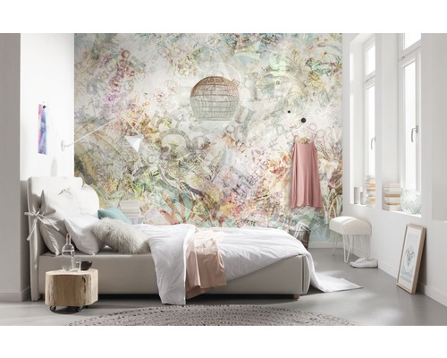 Chambre lumineuse avec papier peint photo à motifs, lit et table de chevet