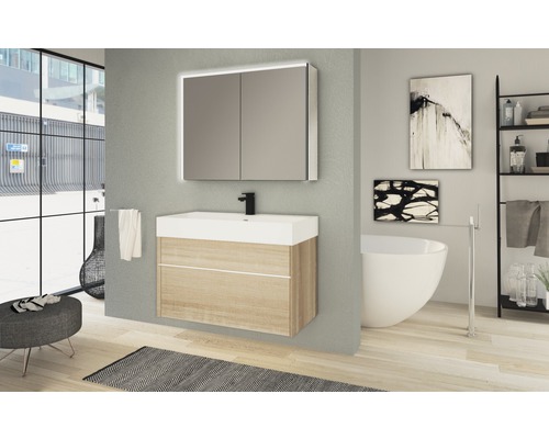 Salle de bain moderne avec meuble sous-vasque, lavabo, armoire de toilette avec éclairage et baignoire îlot.