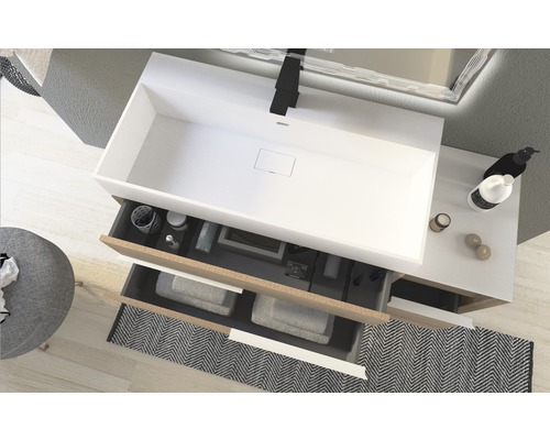 Salle de bains avec lavabo, meuble sous-vasque avec tiroirs, serviettes et articles de bain