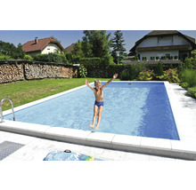 Szene im Garten mit einem Pool und einem springenden Kind