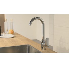 Robinet de cuisine en métal sur évier sur plan de travail