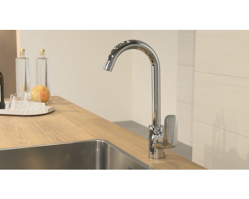Robinet de cuisine en métal sur évier sur plan de travail