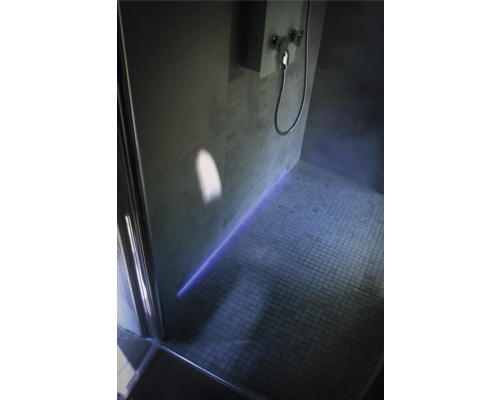 Salle de bains avec douche à l''italienne, carreaux de mosaïque et robinetterie de douche