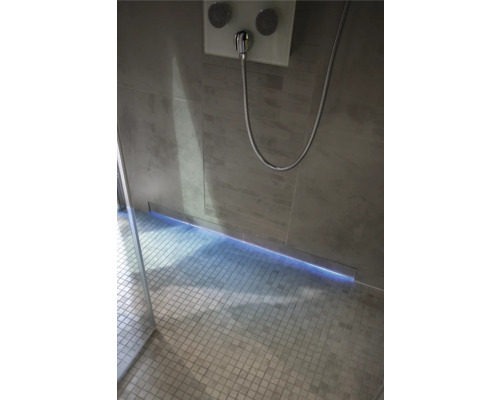 Salle de bains avec douche à l''italienne, robinetterie de douche et caniveau de douche à LED