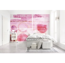 Chambre lumineuse avec lit et papier peint photo abstrait dans les tons roses et rouges