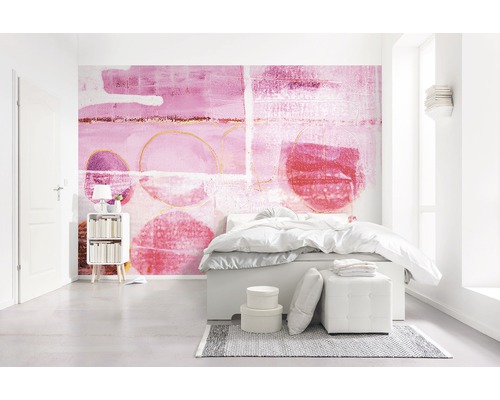 Chambre lumineuse avec lit et papier peint photo abstrait dans les tons roses et rouges
