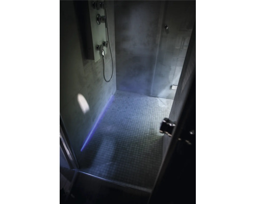 Douche moderne avec panneau de douche et carreaux de mosaïque