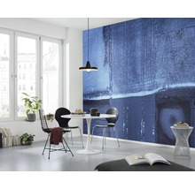 Heller Raum mit abstraktem Wandbild, Esstisch und Stühlen