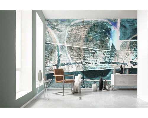 Salon avec papier peint à motifs, chaise et commode