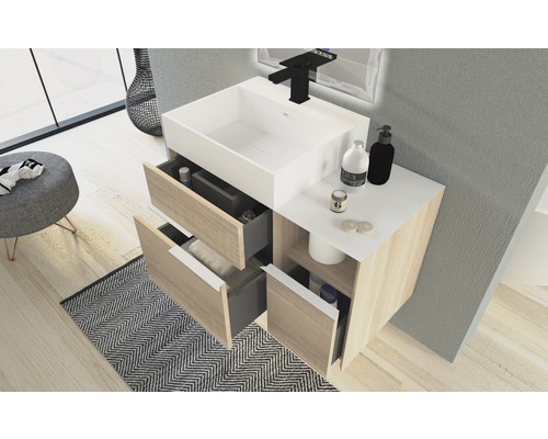 Salle de bain moderne avec meuble sous-lavabo, tiroirs et accessoires.