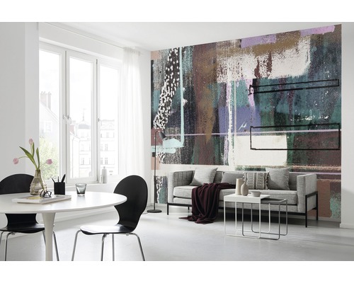 Salon avec papier peint intissé abstrait, canapé et table à manger pour un intérieur moderne