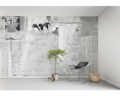 Pièce lumineuse avec papier peint à motifs, chaise, plante et décoration