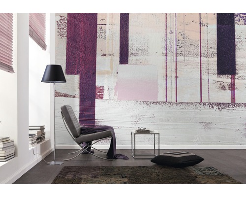 Salon avec papier peint design, fauteuil, lampadaire et tapis pour un aménagement intérieur moderne